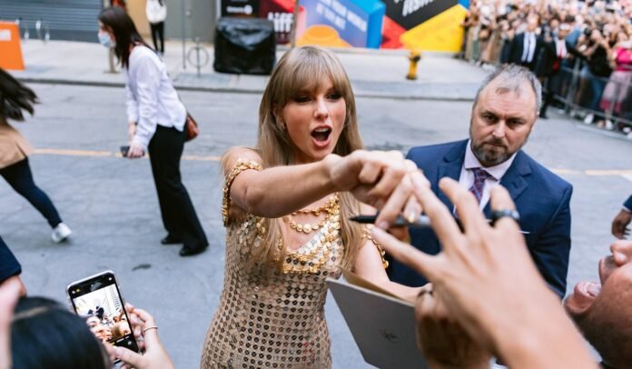 Taylor swift goes down the street of Australia to share gift and cash to fans 