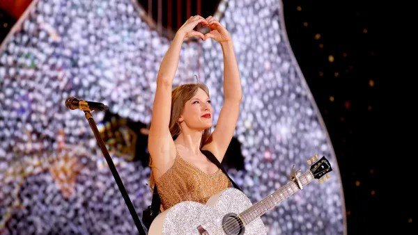 Fans goes Crazy as Taylor swift Perform song specially written for Travis Kelce on stage during her concert in Singapore