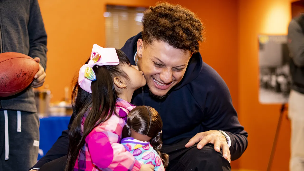 Chiefs’ QB Patrick Mahomes and TE Travis Kelce Surprise a Local Family with Food, Gifts and a Day to Remember - News