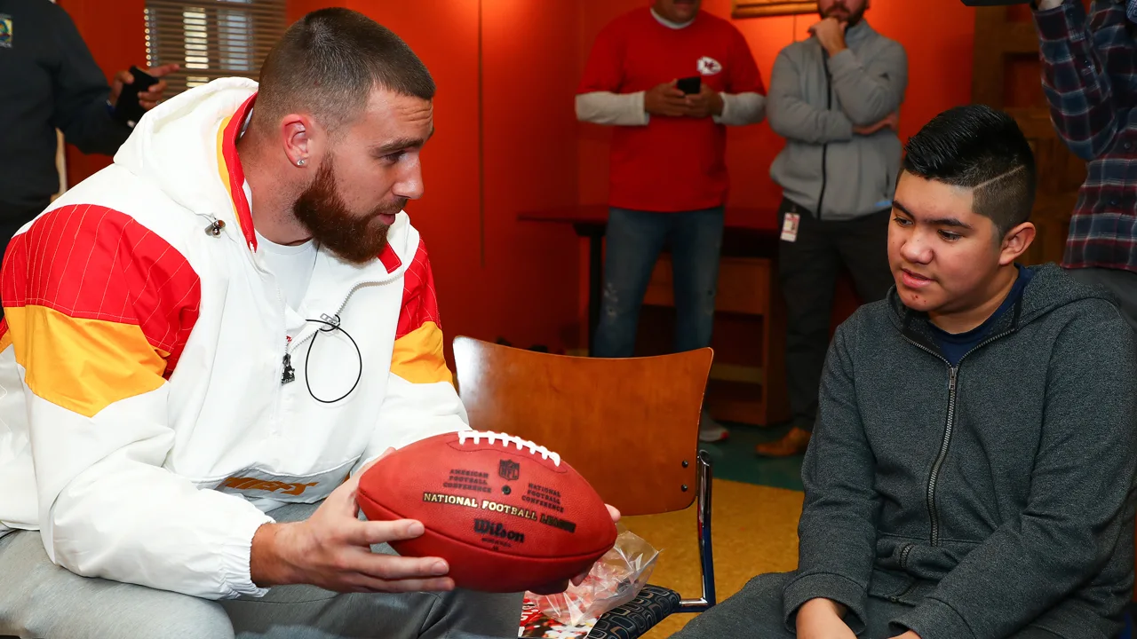 Chiefs’ QB Patrick Mahomes and TE Travis Kelce Surprise a Local Family with Food, Gifts and a Day to Remember - News